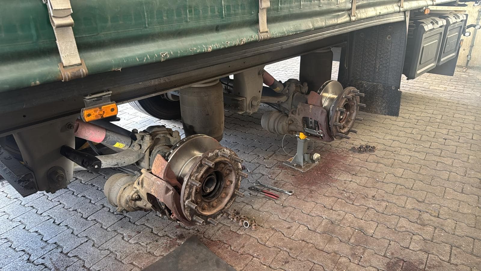 Vladimir Breit bei der Reparatur eines LKW im Einsatz